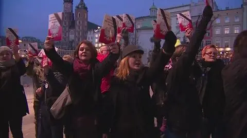 Demonstracja KOD przed restauracją w Krakowie