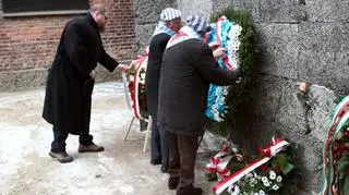 Byli więźniowie złożyli kwiaty pod Ścianą Straceń w Auschwitz