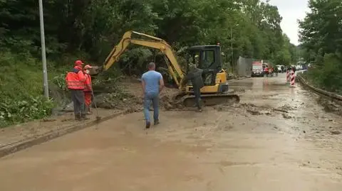 W Rabie Wyżnej osunęła się ziemia, uszkodziła tor kolejowy. "Naprawa może zająć dwa lub trzy dni"