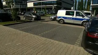 Uciekający kierowca przejechał przez chodnik i trawnik