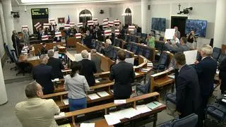 Senatorowie wszystkich ugrupowań politycznych wznieśli biało-czerwono-białe flagi na znak solidarności z Białorusią