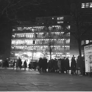 Przedświąteczne kolejki w Warszawie w 1969 r.