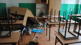 Poprzewracane meble w salach