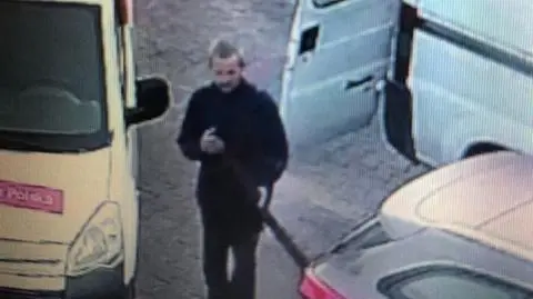 Wybite szyby, urwane lusterko, wyrwane czujniki. Szukają go w sprawie zniszczenia auta