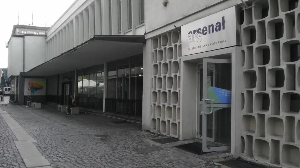Wejście do Galerii Arsenał