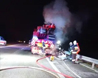 Paliła się laweta z kombajnem do buraków. 10 godzin utrudnień na S8