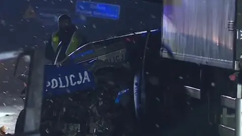 Uciekał przed policją, uderzył w blokadę. Kierowca volkswagena nie żyje
