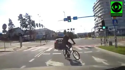 Rowerzysta wcisnął się pomiędzy auta jadące z naprzeciwka