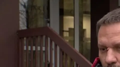 facet w czerwonej kurtce