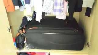 Kobieta ukryła się w walizce