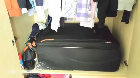 W szafie znaleźli walizkę z "niespodzianką". Wypakowali ją, a "zawartość" zawieźli do więzienia