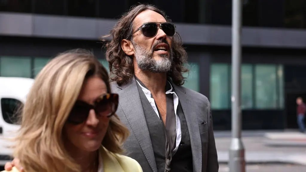 Russell Brand z żoną przed poniedziałkową rozprawą, 12 października 2026 r.