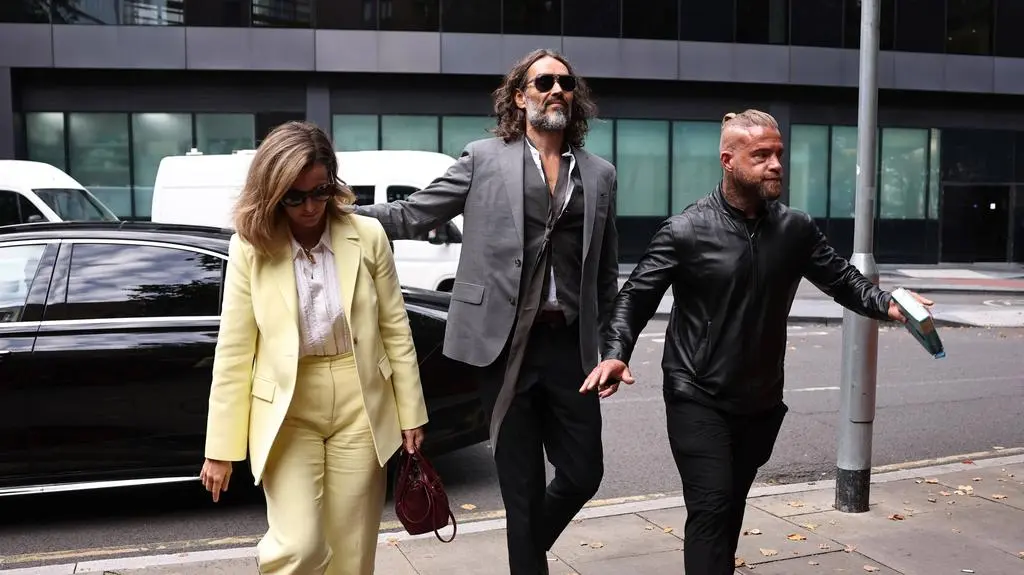 Russell Brand w poniedziałek przybył do Sądu Koronnego w londyńskim Southwark w towarzystwie żony Laury Gallacher, 12 października 2026 r.