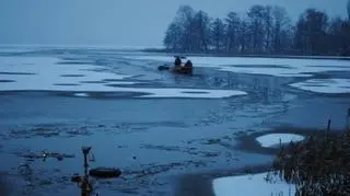 Mężczyzna utkwił na tafli lodu