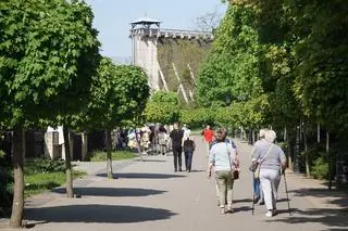 Główny deptak w Ciechocinku prowadzący w kierunku tężni