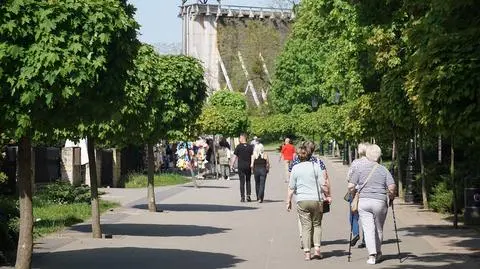 Główny deptak w Ciechocinku prowadzący w kierunku tężni
