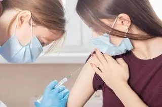 Aktualnie czytasz: Pandemia wzmogła lęki i obniżyła nastroje. Badacze: szczepionka może chronić naszą psychikę