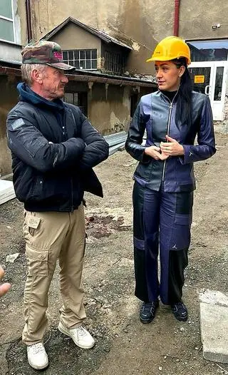 Sean Penn z Gretą Ostrowską, dyrektorką Przemyskiego Ośrodka Sportu i Rekreacji 