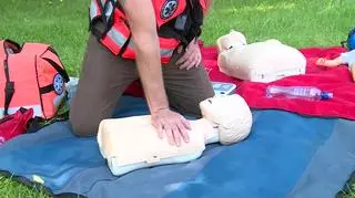 U dzieci do 12. roku życia uciskamy klatkę piersiową jedną dłonią