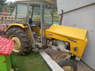 Tragedia podczas prac rolniczych. Traktor przejechał 58-latka i uderzył w budynek