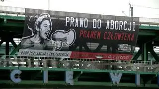 Baner "Prawo do aborcji prawem człowieka" zawisł na moście Gdańskim