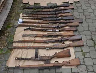 Arsenał z II wojny światowej na posesji w środku lasu