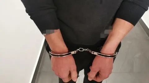 Policjanci sądzili, że 19-latek potrzebuje pomocy, a on stał przy aucie i ważył z rówieśnikiem marihuanę 