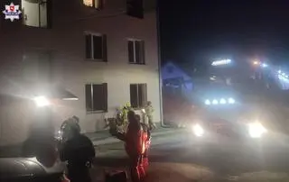 Paliło się jedno z mieszkań na parterze 