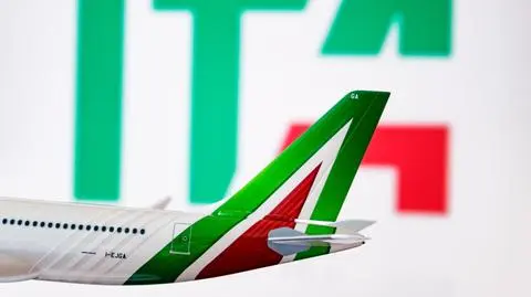 Alitalia samolot shutterstock_2032060580