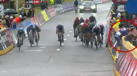 Centymetry od kraksy. Kolarz pojechał pod prąd, uciekał przez barierki