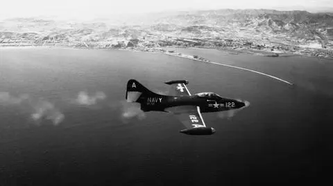 Grumman F9F Panther nad portem Hungnam, Korea (1951)