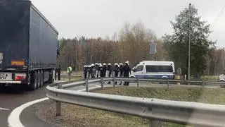 Z autostrady zabrała ich policja 