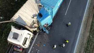 Tir wjechał w samochód ciężarowy stojący na pasie awaryjnym