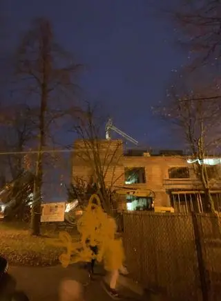 Złamany żuraw spadł na szkołę podstawową w Wieliczce