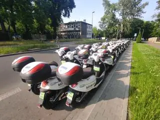 Skutery elektryczne na ulicy Ludwinowskiej w Krakowie