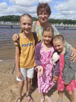 Dziewczynki pod opieką babci bawiły się na brzegu jeziora i znalazły grot pochodzący z epoki neolitu