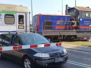 Kobieta wjechała na zamknięty przejazd kolejowy
