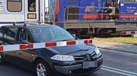 Kobieta wjechała na zamknięty przejazd kolejowy