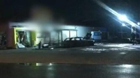 Wysadzili bankomat, zapaliło się auto i market