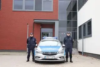 Policjanci uratowali rodzinę z płonącego budynku