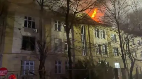 Cała noc walki z ogniem w dawnym szpitalu. Strażacy: sprawdzimy każdy zakamarek
