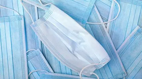 W sklepach maseczki wciąż są obowiązkowe