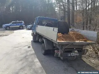 Niesprawnym samochodem wiózł niezabezpieczony ładunek