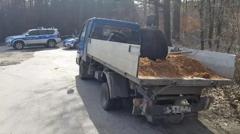 Niesprawnym samochodem wiózł niezabezpieczony ładunek
