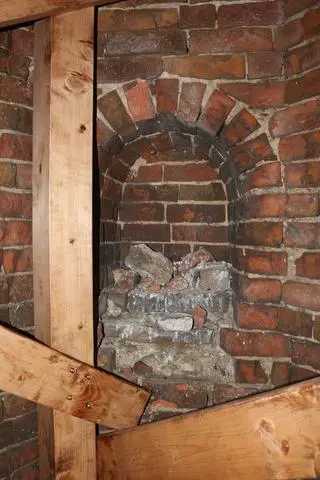 Na ostatniej kondygnacji wieży wymurowane są nisze na najświętszy sakrament