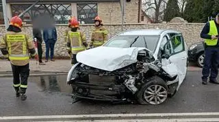 Czołowe zderzenie dwóch samochodów. Pięć osób rannych