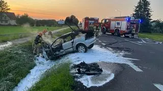 Kierowca wypadł z drogi, uderzył w przepust, samochód stanął w płomieniach 