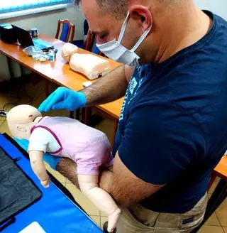 Jak pomóc niemowlęciu w przypadku zakrztuszenia