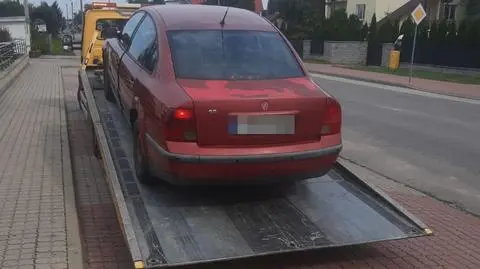 Z silnika wyciekały płyny, szyba była pęknięta, a opony zużyte. Auto na lawecie, kierowca z mandatem