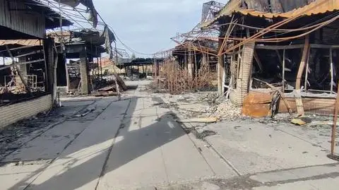 Zbombardowany rynek na obrzeżach Charkowa